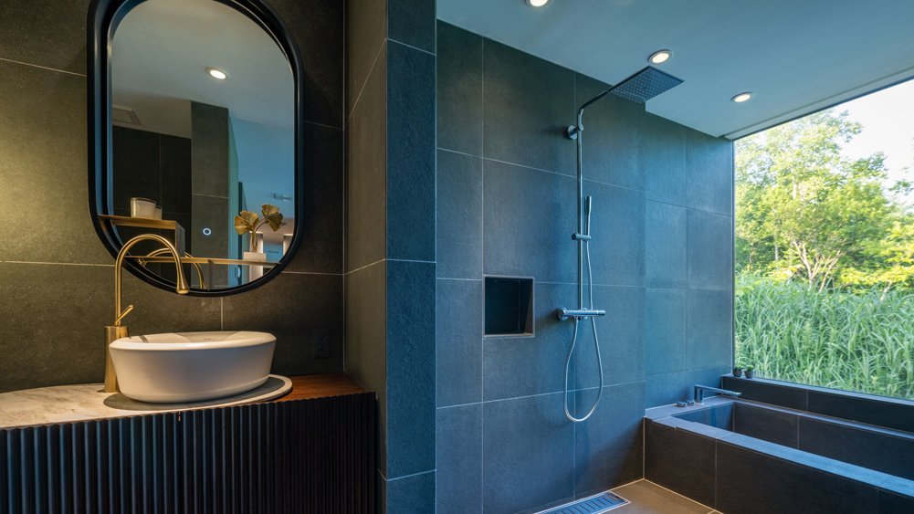Rinzan Chalet - Master bedroom ensuite bathroom